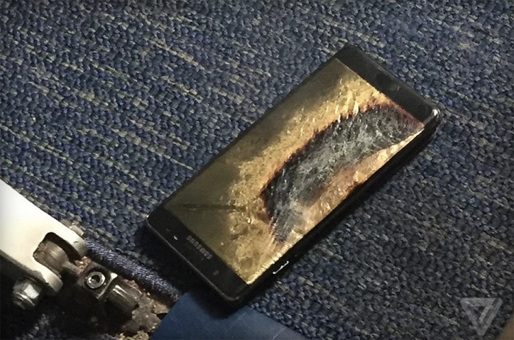 Chiếc Galaxy Note 7 của một hành khách phát nổ trên máy bay ngày 5/10/2016. Ảnh: The Verge
