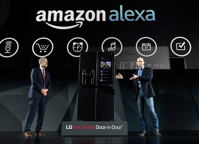 LG giới thiệu tủ lạnh thông minh với trợ lý ảo Alexa của Amazon tích hợp bên trong, tại CES 2017. (Nguồn: Getty)