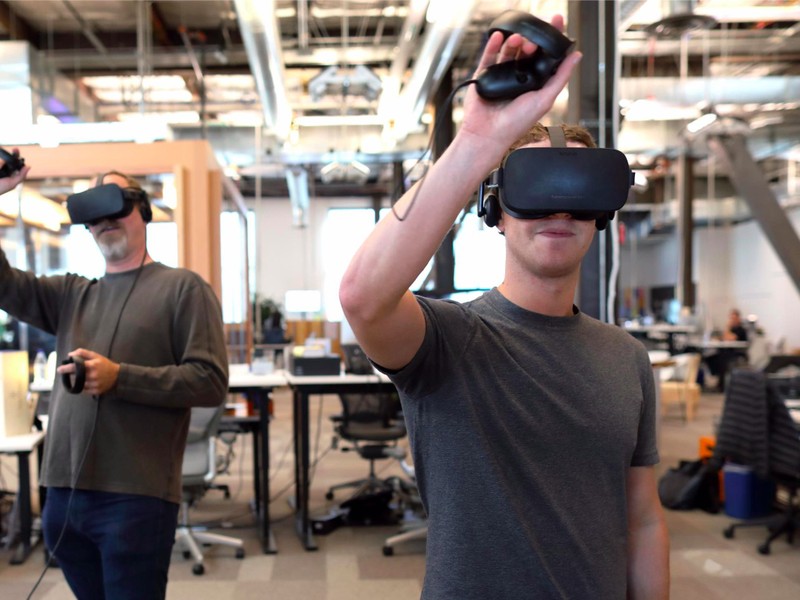  Mark Zuckerberg đang thử thiết bị thực tế ảo Oculus VR 