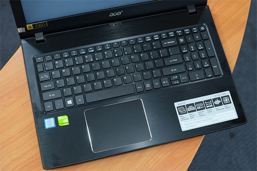 Acer Aspire E5 575G sử dụng chip Intel Core i7-7500U.