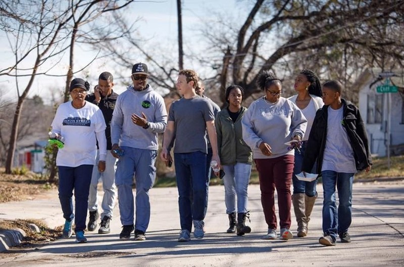 Mark Zuckerberg  cùng với người dân của Oak Cliff, gần Dallas, Texas. 