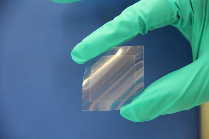Một mảnh graphene được tạo ra từ dầu ăn. Nguồn ảnh: CSIRO
