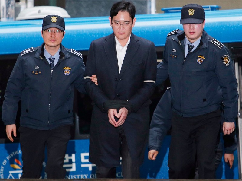 Ông Lee Jae - Yong (giữa) bị đưa tới Văn phòng Điều tra Seoul