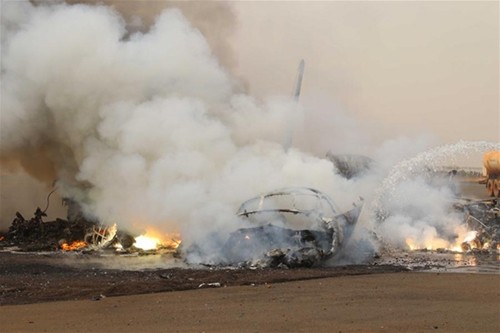 Máy bay bốc cháy trơ khung tại sân bay Wau. Ảnh: Xinhua