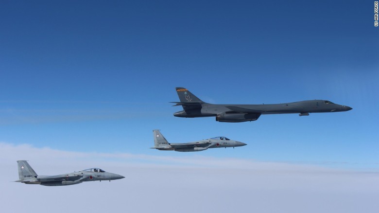 Máy bay ném bom B-1B Lancer bay trong đội hình với 2 máy bay F-15 của Không quân Phòng vệ Nhật Bản ngày 21/3
