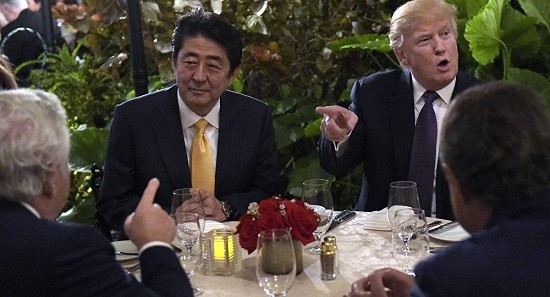 Tổng thống Mỹ Donald Trump (phải) và Thủ tướng Nhật Bản Shinzo Abe (trái) trong cuộc gặp ở khu nghỉ dưỡng Mar-a-Lago ngày 10/2. Ảnh: AP