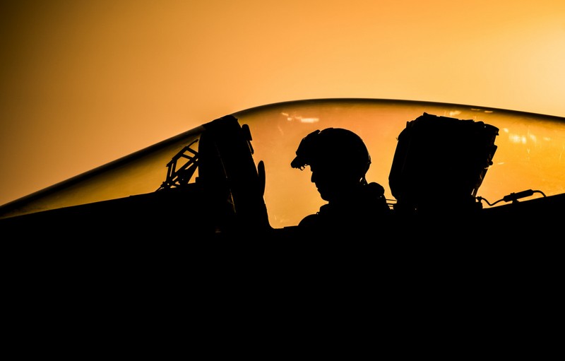 Một phi công làm động tác kiểm tra chuẩn bị bay trên chiếc F/A-18C Hornet trên tàu sân bay USS Dwight D. Eisenhower. Ảnh Flickr/U.S. Navy
