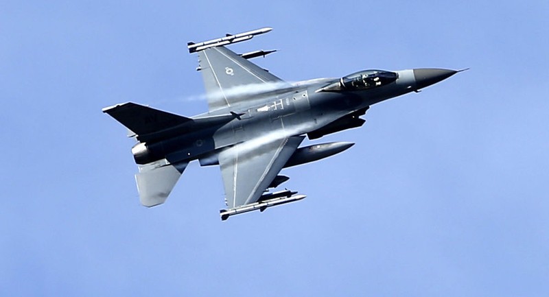 Máy bay F 16