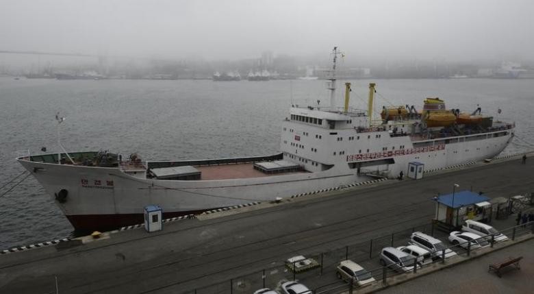 Tàu chở hàng hóa và hành khách “ManGyongBong” của Triều Tiên trên bến càng Vlaidivostok ngày 18/5