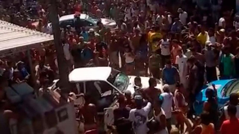 Đám đông vây quanh xe của Luiz Aurelio de Paula