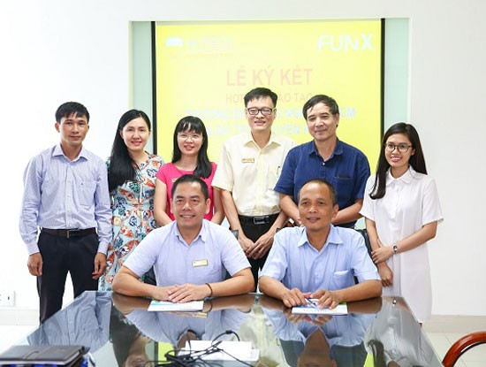 Ông Nguyễn Thành Nam, Hiệu trưởng FUNiX và GS.TSKH Hồ Đắc Lộc, Hiệu trưởng HUTECH ký kết thỏa thuận hợp tác đào tạo (Nguồn ảnh: hutech.edu.vn)