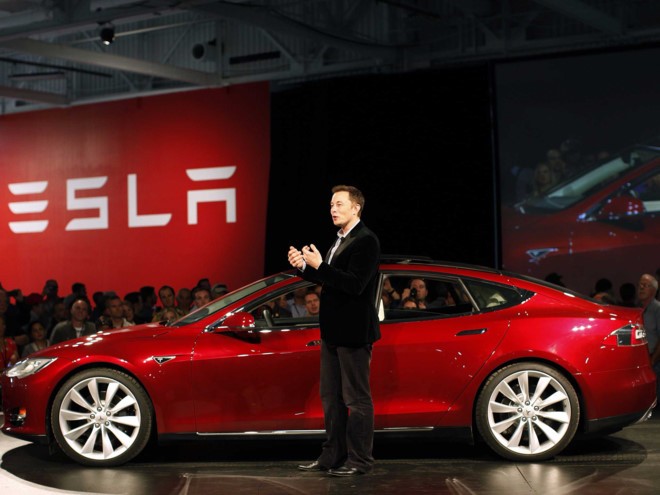 Ông Elon Musk giới thiệu mẫu xe chạy bằng ắc quy của Tesla 