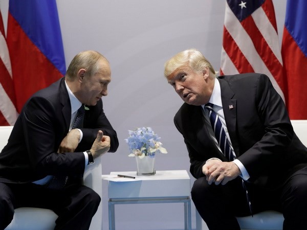 Tổng thống Mỹ Donald Trump gặp người đồng cấp Nga Vladimir Putin bên lề Hội nghị G20. (Nguồn: Business Insider)