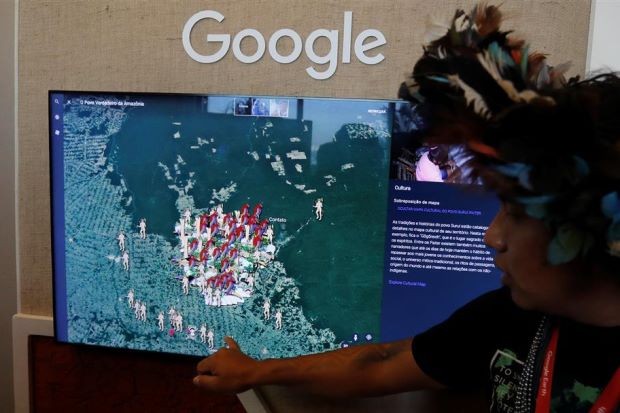 Một thổ dân thuộc bộ tộc Surui-Paiter đang trình bày nội dung “Tôi là Amazon bởi Google” trong sự kiện giới thiệu dự án mới của Google Earth diễn ra tại Sao Paulo, Brazil.
