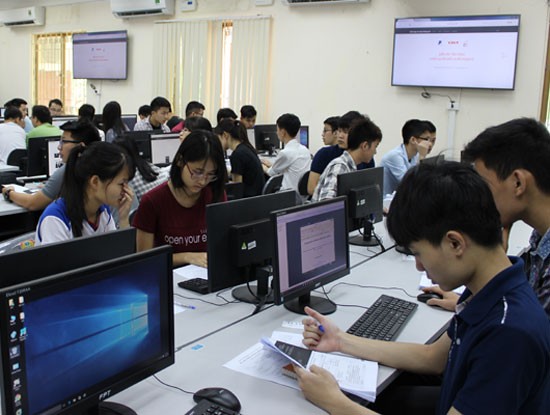 Năm 2017, chỉ tiêu tuyển sinh vào 2 ngành CNTT và An toàn thông tin của Học viện Công nghệ BCVT lần lượt là 790 và 270 sinh viên cho cả 2 cơ sở Hà Nội và TP.HCM (Trong ảnh: sinh viên Học viện tham gia diễn tập an toàn thông tin)