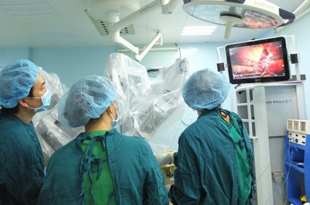 Robot đang được ứng dụng ngày càng rộng trong các ca phẫu thuật khó