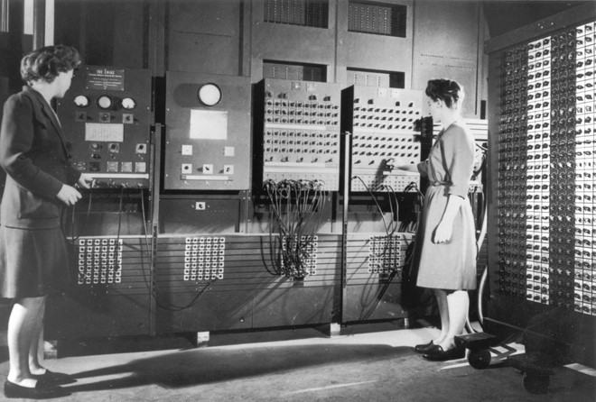 Jean Jennings Bartik (trái) trong lúc sử dụng bảng điều khiển chính của ENIAC. Ảnh: Wikimedia.