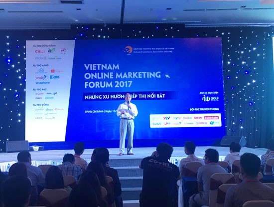 Ông Nguyễn Thanh Hưng, Chủ tịch Hiệp hội Thương mại điện tử Việt Nam phát biểu tại Diễn đàn Tiếp thị trực tuyến - VOMF 2017 được tổ chức tại TP.HCM hôm nay, ngày 15/8 (Ảnh Ban tổ chức cung cấp)