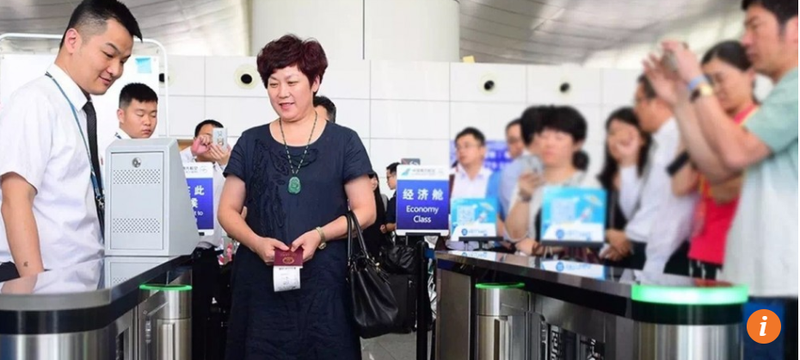 Hành khách tại sân bay Giang Âm được lên tàu bay thông qua nhận dạng khuôn mặt. Ảnh SCMP