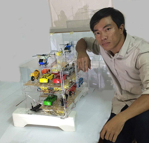 Phan Văn Hán và mô hình mini sản phẩm. Ảnh: Nhân vật cung cấp