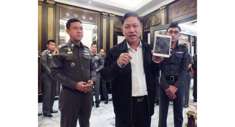 Tướng Winai Thongsong trình diễn đầu đọc thẻ căn cước. Ảnh: The Nation