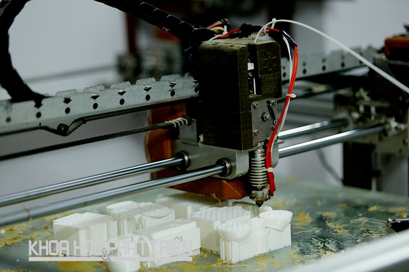 Máy in 3D của Công ty TNHH Gactech đang in sản phẩm bằng vật liệu nhựa carbon. 
Ảnh: Lê Loan