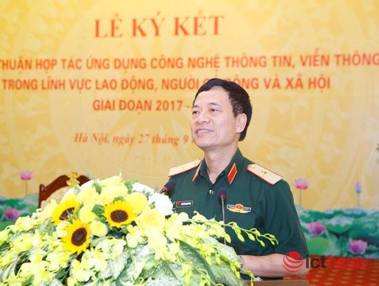 Thiếu tướng Nguyễn Mạnh Hùng, CEO Viettel phát biểu tại lễ ký kết hợp tác với Bộ LĐTB&XH.