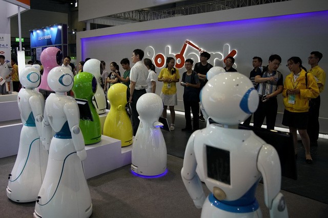 Các robot được trưng bày tại triển lãm robot quốc tế ở thành phố Thượng Hải, Trung Quốc vào ngày 5-7-2017 - Ảnh: REUTERS