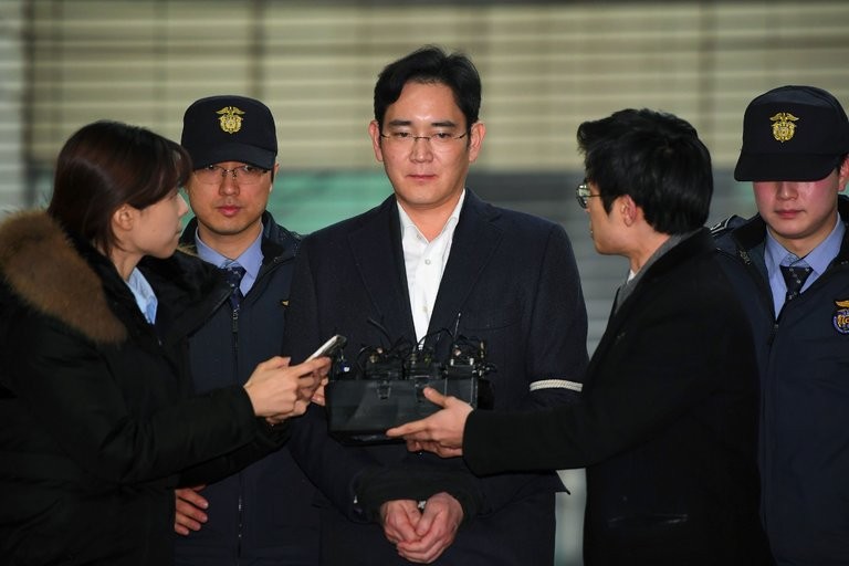 Ông Lee - người thừa kế tập đoàn Samsung bị bắt hồi tháng 2 vừa qua bởi những cáo buộc liên quan tới hối lộ