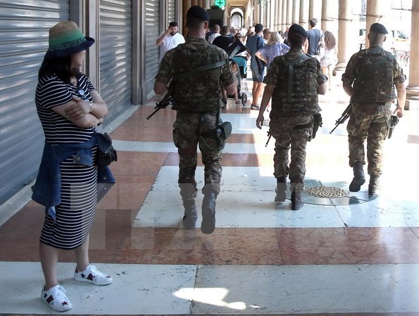 Lực lượng an ninh Italy tuần tra tại Milan. (Nguồn: EPA/TTXVN)