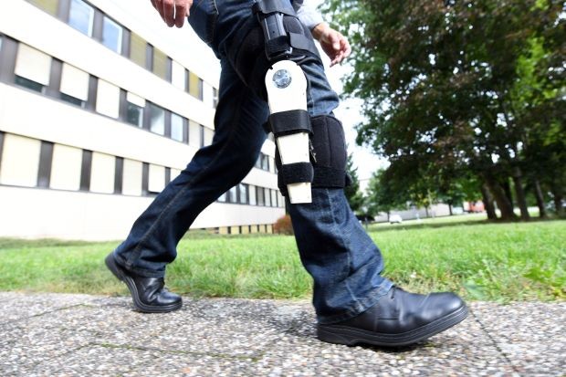 Pylatiuk, một nghiên cứu viên ở Viện Công nghệ Karlsruhe (KIT),  gắn một thiết bị nhỏ vào chân phải như là một phần của thí nghiệm xem có thể tạo ra điện từ việc đi bộ hay không. Ảnh dpa. 