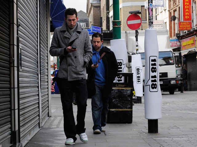 Vừa đi đường vừa nhắn tin hay dán mắt vào điện thoại có nguy cơ gây thương tích cho bản thân và những người khác - Ảnh: GETTY IMAGES