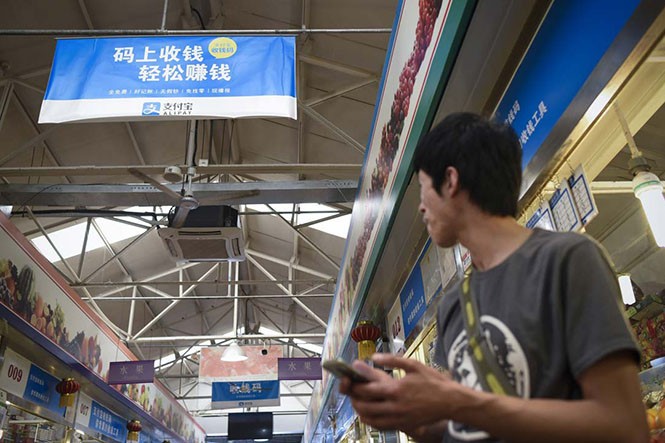 Người Trung Quốc đang ngày càng quan tâm hơn đến thanh toán di động. ẢNH: AFP