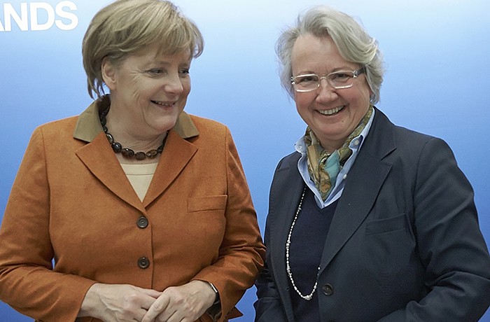 Bộ trưởng Bộ Giáo dục Annette Schavan (phải) - người có nhiều đóng góp trong thay đổi nền học thuật Đức, luôn nhận được sự ủng hộ của Thủ tướng Angela Merkel. Nguồn: storiesaktuell.blogspot.com.
