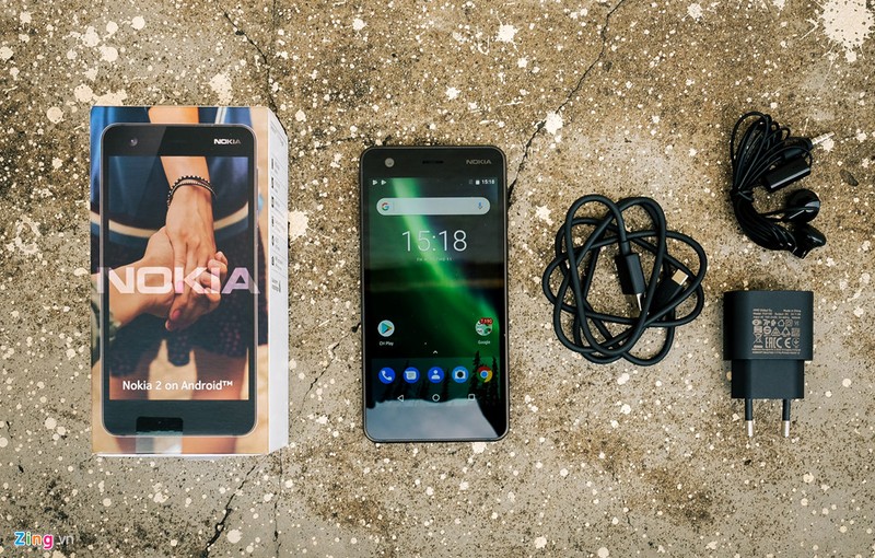 Hộp đựng Nokia 2 có hình ảnh quen thuộc, với hai bàn tay nắm lấy nhau theo tinh thần slogan "Connecting people". Phụ kiện đi kèm khá cơ bản, gồm cáp sạc và tai nghe.