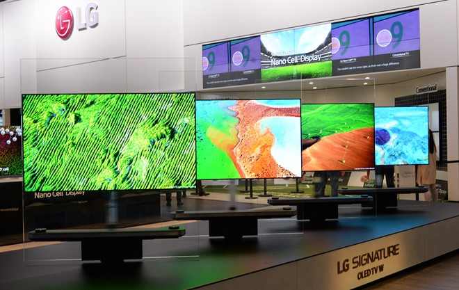 Sự linh hoạt của màn hình OLED cho phép tạo ra những chiếc TV với kiểu dáng độc đáo, chẳng hạn kiểu dán tường như chiếc Signature W.