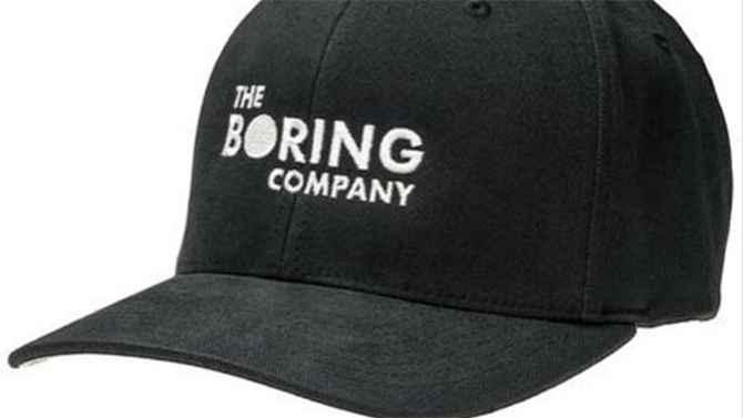 Chiếc mũ với dòng chữ "The Boring Company" (Công ty Chán ốm) - tên gọi của công ty đào hầm của ông.