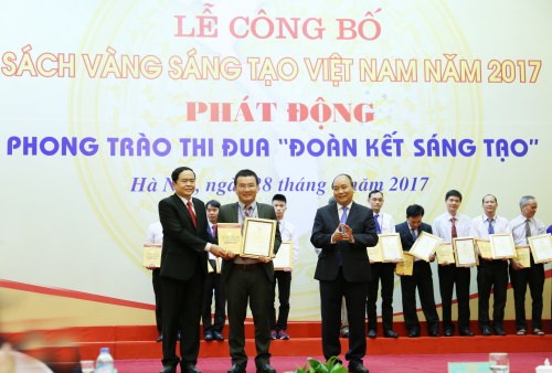 Đề tài vinh dự được Thủ tướng Chính phủ Nguyễn Xuân Phúc trao “Sách Vàng Sáng tạo Việt Nam 2017”. Ảnh: NVCC.