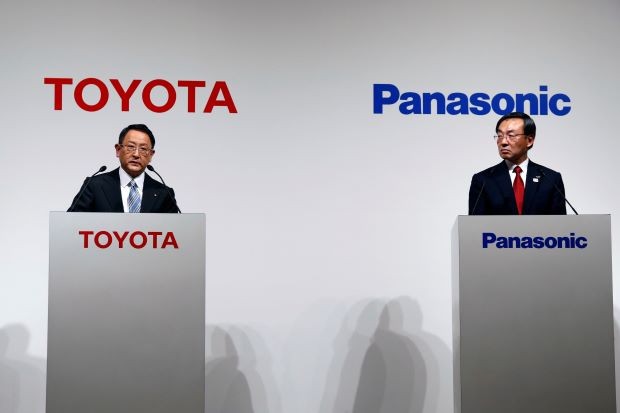 Chủ tịch hãng Toyota và Chủ tịch Panasonic Kazuhiro Tsuga tại cuộc họp báo chung. Ảnh Reuters