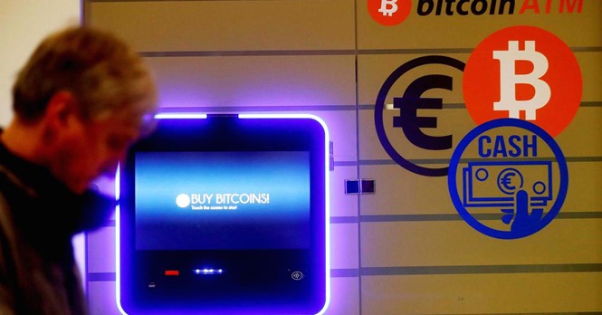 ATM bitcoin ở Vilnius (Lithuania). ẢNH: REUTERS