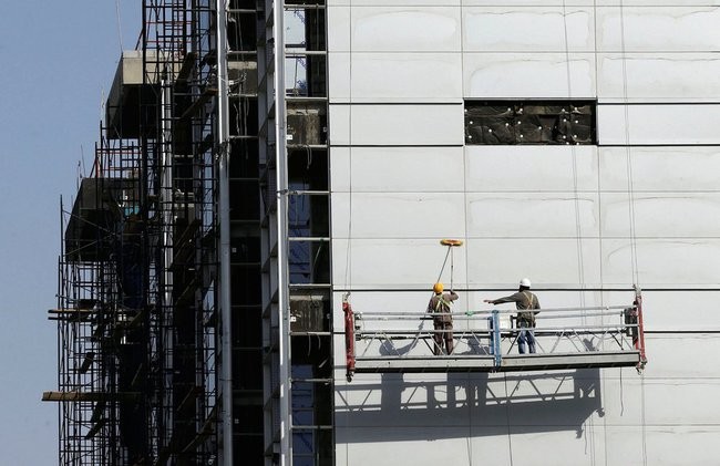 Các công nhân đang làm việc ở một công trình ở thủ đô Riyadh của Ả Rập Xê Út (ảnh: Business Insider)