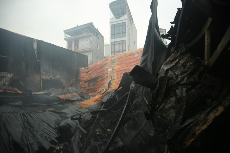 Vụ cháy thiêu rụi 1.000 mét nhà xưởng