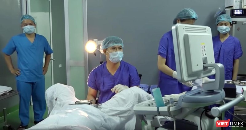 BS Phạm Văn Hưởng - Trưởng khoa Khám bệnh thực hiện thủ thuật để TTTON cho bệnh nhân 
