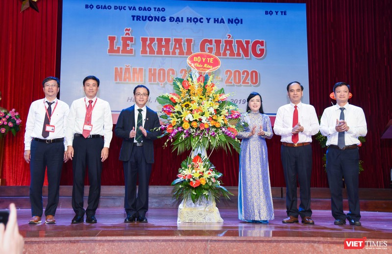 Bộ trưởng Bộ Y tế Nguyễn Thị Kim Tiến chúc mừng năm học mới thầy và trò Trường Đại học Y Hà Nội
