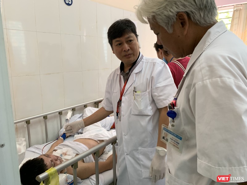 Các bác sĩ của Bệnh viện Việt Đức và Viên Sức khỏe tâm thần trao đổi về cách điều trị cho bệnh nhân vừa có hành vi đánh nhân viên y tế