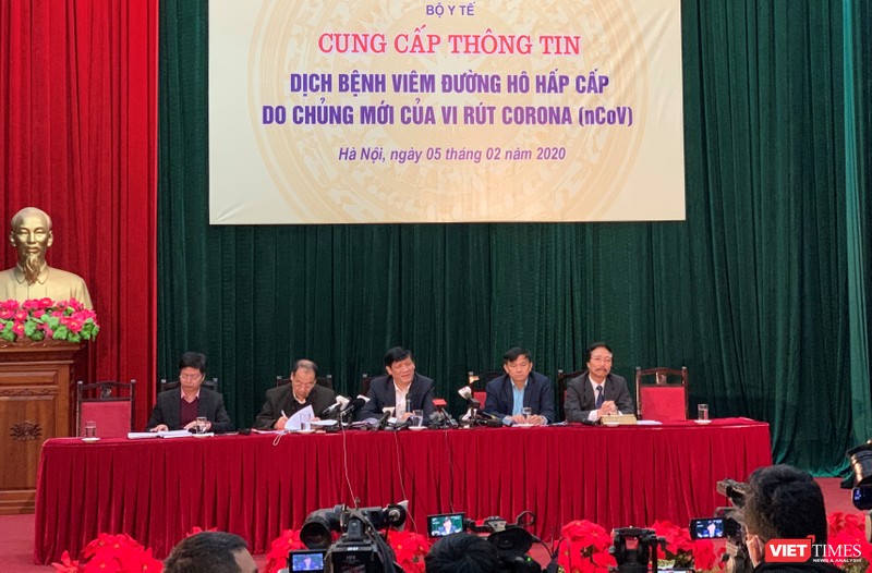 Thứ trưởng Bộ Y tế Nguyễn Thanh Long chủ trì họp báo về dịch do virus Corona (ảnh: Thanh Hằng)
