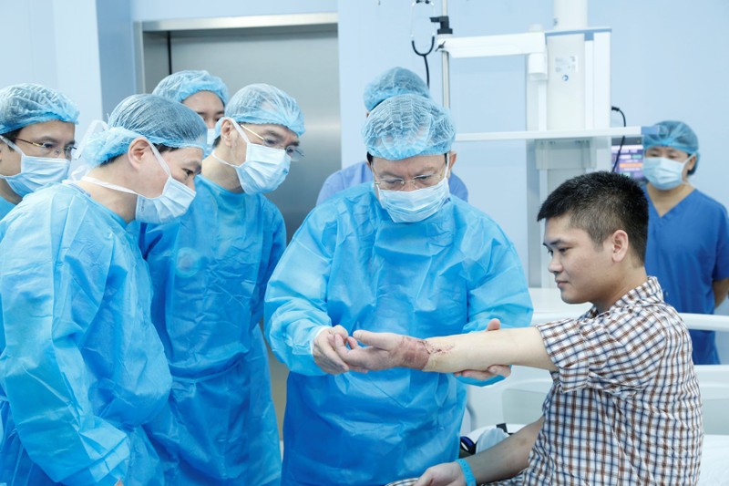 GS. TS. TTND. Mai Hồng Bàng - Giám đốc Bệnh viện Trung ương Quân đội 108 thăm bệnh nhân. Ảnh: BVCC