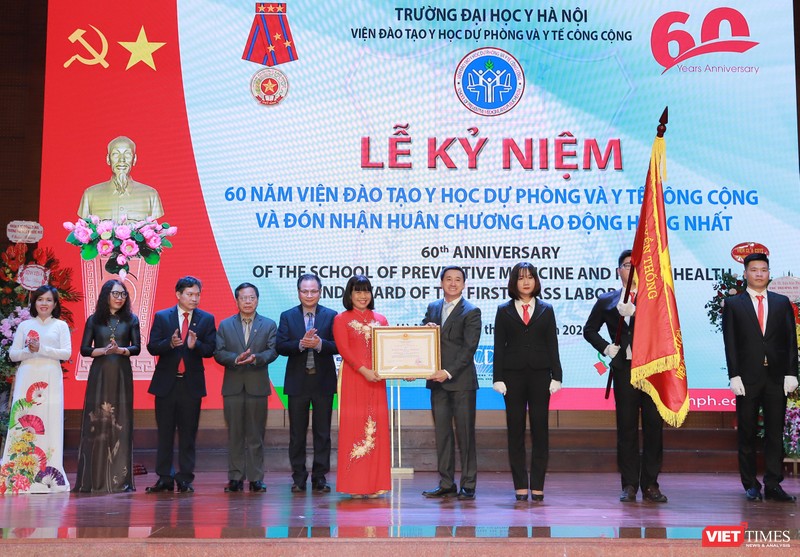 Thứ trưởng Trần Văn Thuấn trao Huân chương Lao động hạng Nhất cho tập thể Viện Đào tạo YHDP và YTCC