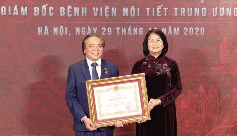 Phó Chủ tịch nước Đặng Thị Ngọc Thịnh đã trao danh hiệu Anh hùng Lao động cho TTND. PGS. TS. Trần Ngọc Lương