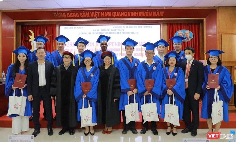 Lãnh đạo Trường Đại học Y Hà Nội và Viện Đào tạo YHDP và YTCC trao Bằng cho các thạc sĩ y tế công cộng quốc tế